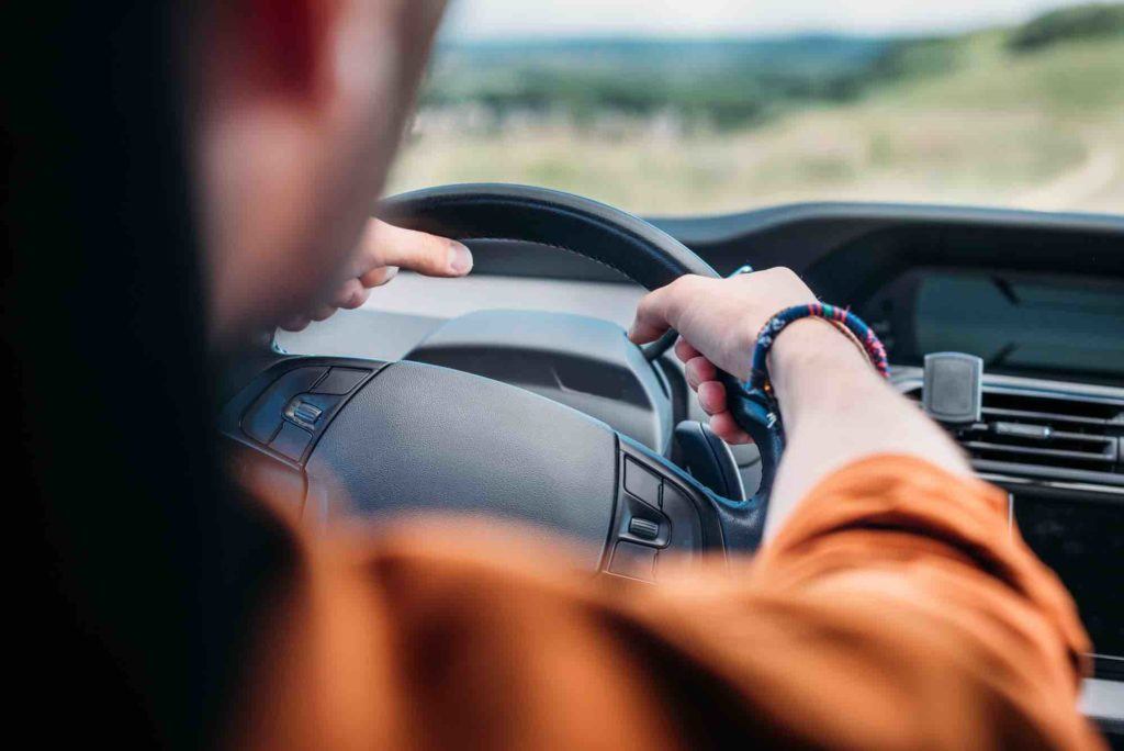 Fahrer hält Lenkrad in der Hand