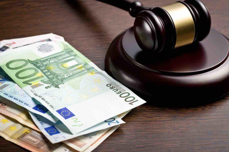 Richter Hammer liegt neben Euro Geldscheinen