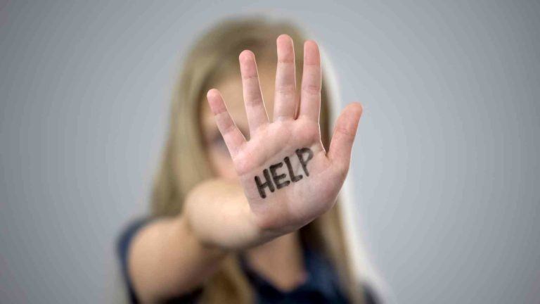 Frau zeigt ihre Hand mit Help