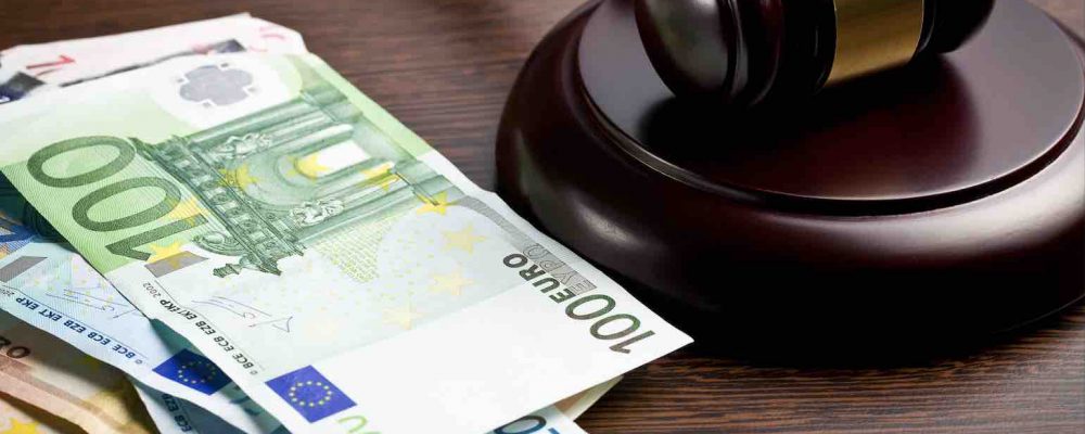 Richter Hammer liegt neben Euro Geldscheinen