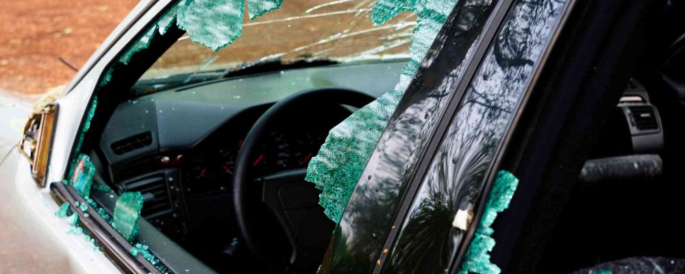 Autoscheibe links ist eingeschlagen